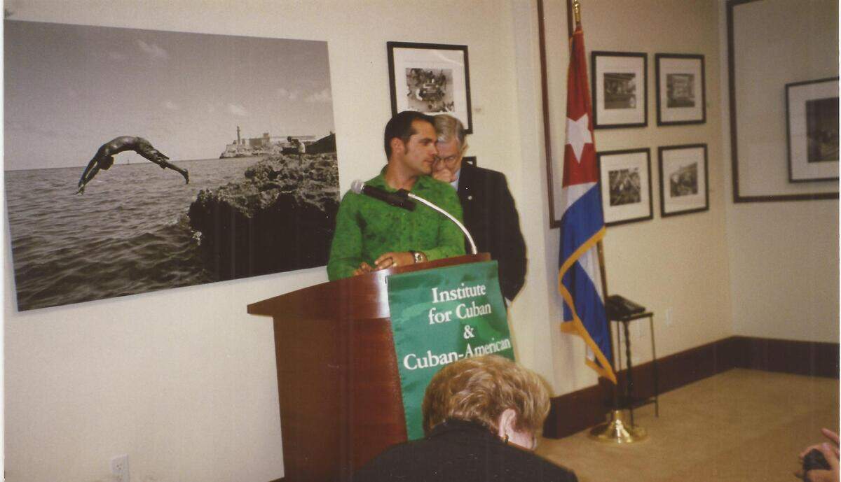 William Navarrete cuando impartió una conferencia en la Casa Bacardí de la Universidad de Miami en 2003.