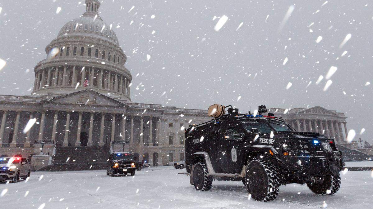 Un vehículo armado de la policía forma parte de la seguridad alrededor del Capitolio de Estados Unidos, en Washington, D.C., el lunes 6 de enero de 2025. Los congresistas se congregaron para certificar la victoria en las elecciones presidenciales de Donald Trump.