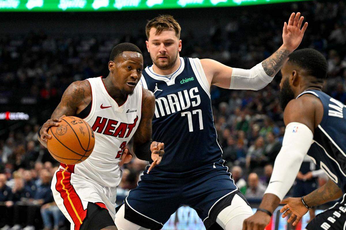 El jugador del Heat Terry Rozier (izq.) trata de pasar la marca de Luka Doncic, de los Mavericks, en el partido celebrado el 7 de marzo de 2024 en Dallas.