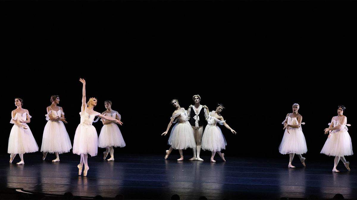 Los bailarines de Les Ballets Trockadero en “Les Sylphides”, la noche del jueves 11 de enero en el Knight Concert Hall del Adrienne Arsht Center de Miami.