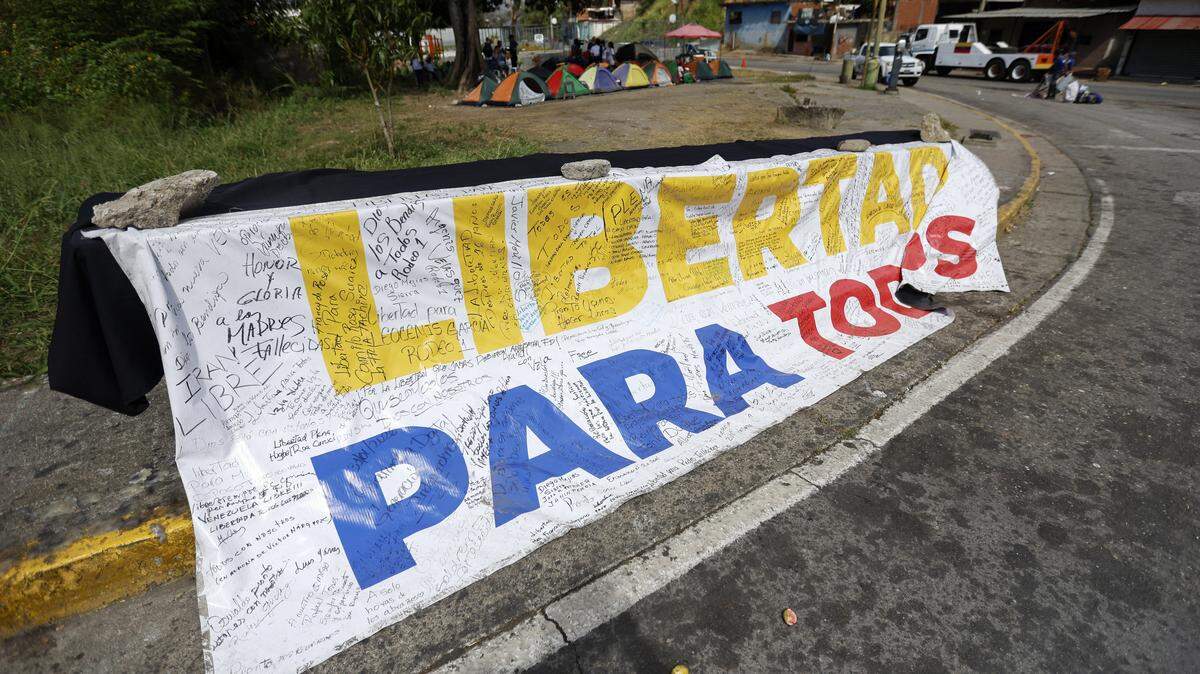 Una pancarta con el mensaje “Libertad para todos” se exhibe frente a la prisión El Rodeo I en Guatire, estado Miranda, Venezuela, el 20 de febrero de 2026.