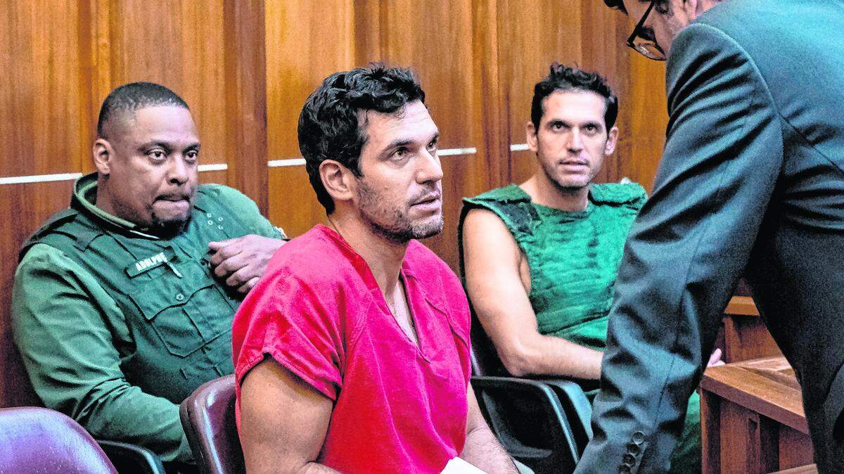 Oren Alexander, 37, el centro junto a su hermano Alon en una audiencia el 12 de diciembre de 2024.