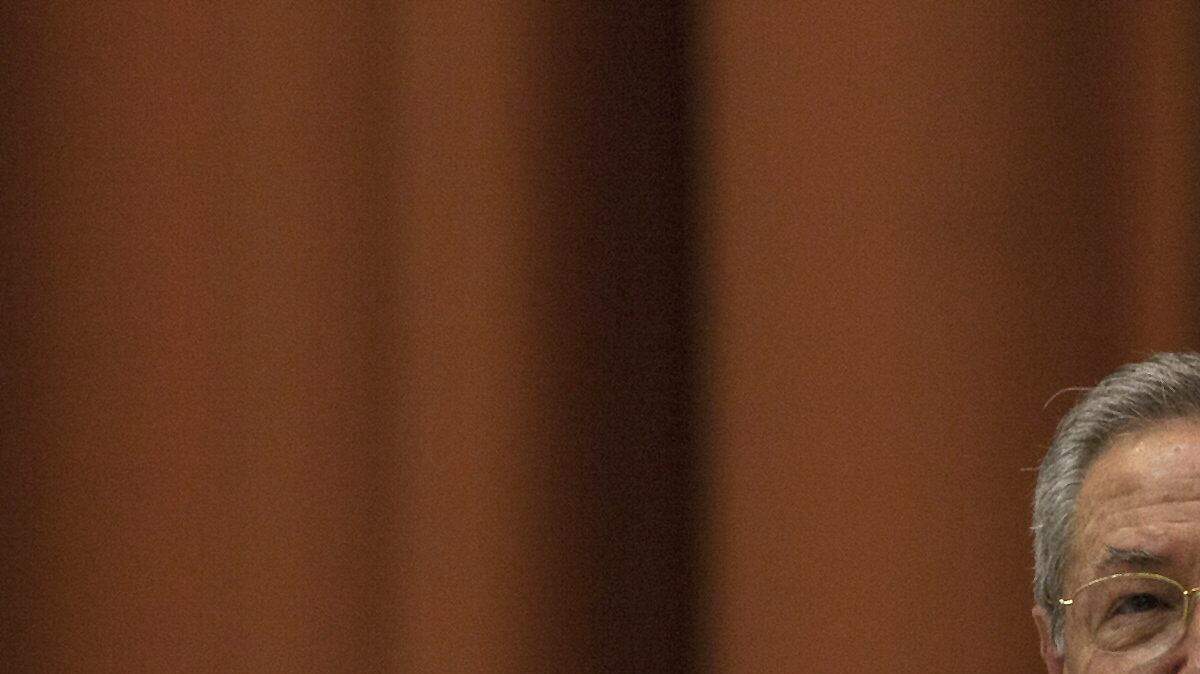 Fotografía cedida por Cubadebate del presidente cubano Raúl Castro (i) junto con el primer vicepresidente Miguel Diaz-Canel (c) en la primera sesión pleno ordinario de la Asamblea Nacional de Cuba, miércoles 15 de julio del 2015, en el Palacio de Convenciones de La Habana (Cuba). 