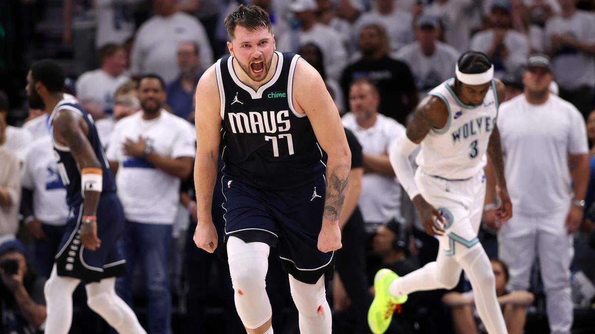 La estrella de los Mavericks de Dallas Luka Doncic anotó 15 de sus 33 puntos en el último cuarto ante los Timberwolves de Minnesota y decidió un partido desarrollado en extrema igualdad, el miércoles en Minneápolis.
