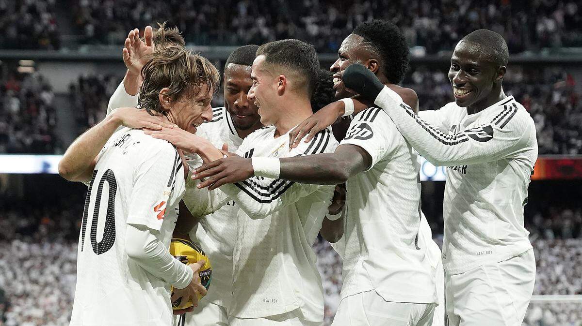 El mediocampista del Real Madrid Luka Modric (izq.) celebra su gol ante el Girona con sus compañeros de equipo, en el partido celebrado el 23 de febrero de 2025 en el estadio Santiago Bernabéu de Madrid.