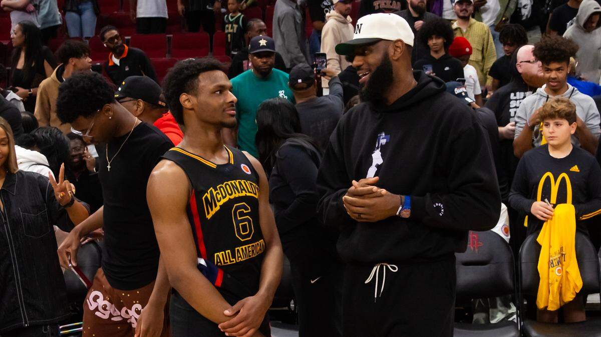 Bronny James, hijo de la estrella de los Lakers de Los Angeles LeBron James, aseguró este martes que nunca ha pensado en jugar con su padre en la NBA, sino que se enfoca en sí mismo y en hacerse un nombre en la mejor liga del mundo.