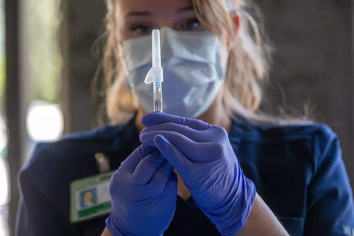 Aunque una nueva variante del coronavirus, la JN.1, se ha propagado por todo el mundo, las vacunas y las pruebas de covid actuales siguen siendo efectivas.