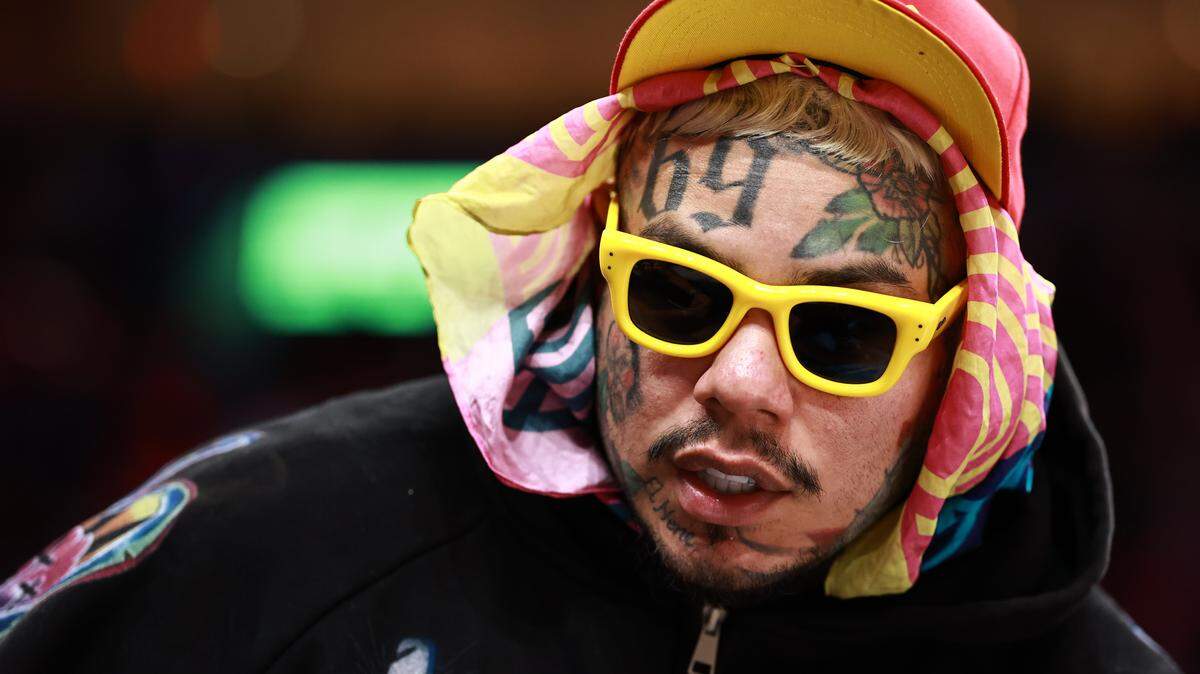 Tekashi 6ix9ine es visto durante la segunda mitad de un partido entre el Miami Heat y los Cleveland Cavaliers en el Kaseya Center, el 12 de noviembre de 2025 en Miami, Florida.