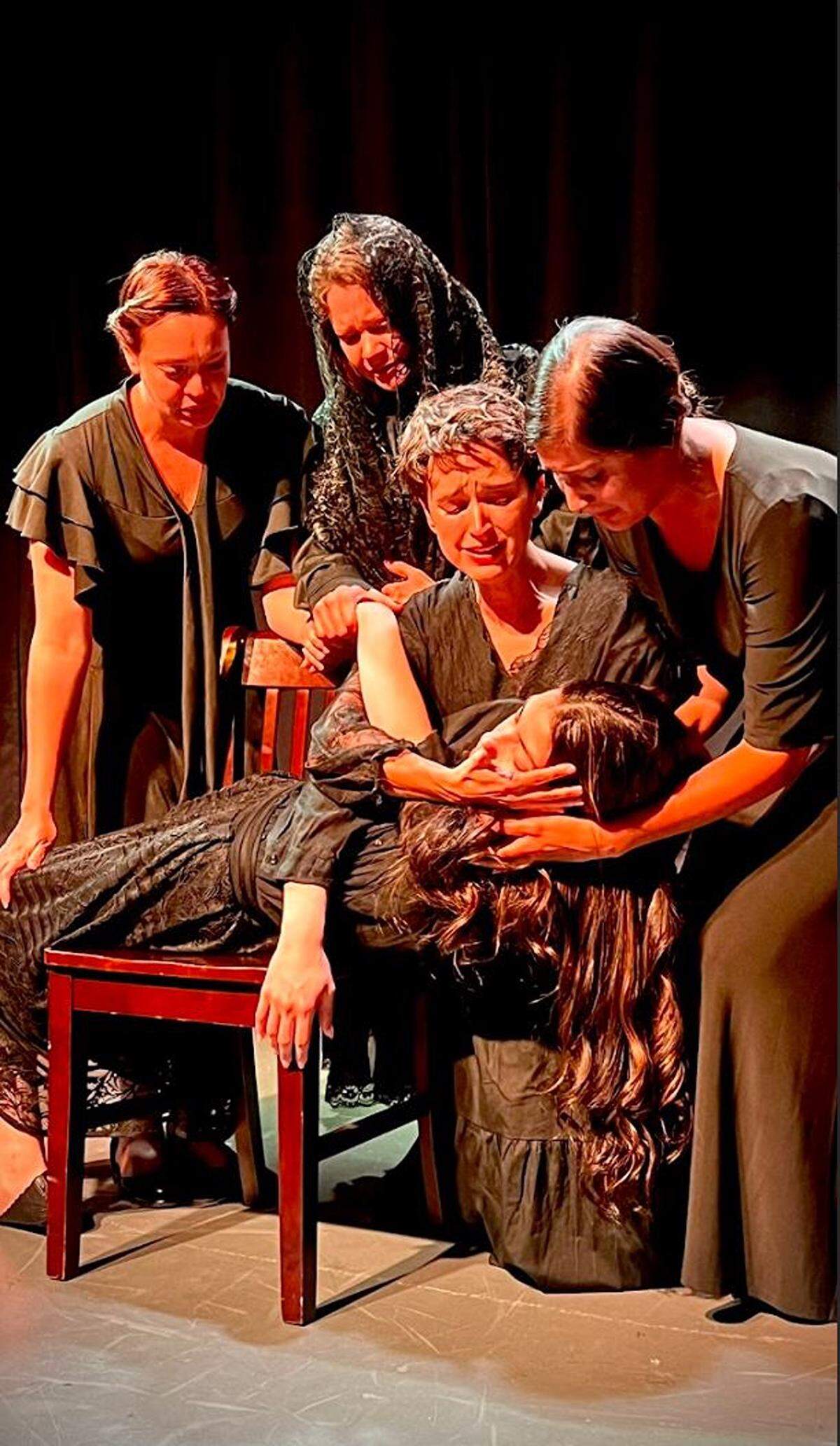 Una escena de “La Casa de Bernarda Alba”, con Yani Martin, Betsy Rodríguez, Elizabeth Lazo, Vanessa López y (acostada) Ariadna González.