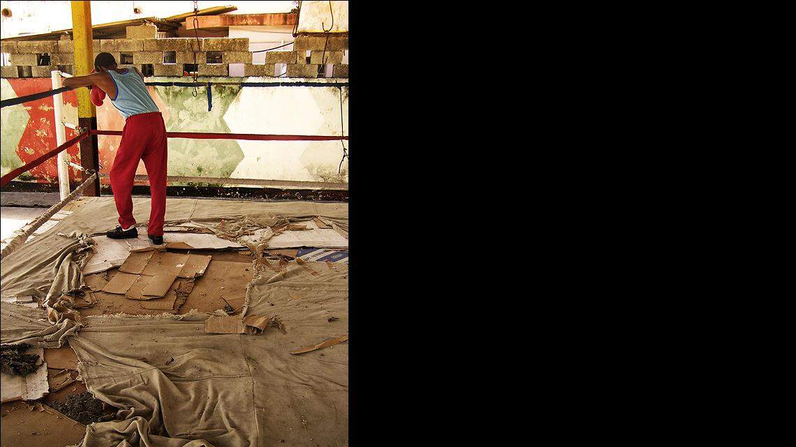 Un entrenador descansa en un destartalado ring de la sala Roberto Balado en el municipio La Lisa, en La Habana.