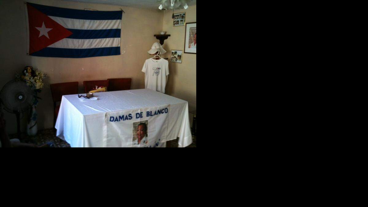 La mesa donde se registraron los votantes que participaron en el revocatorio contra Berta Soler, líder de las Damas de Blanco, en la sede de la organización en La Habana.  
