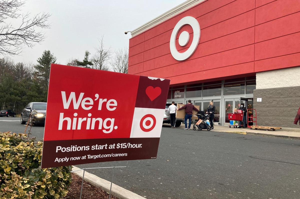 Target tiene plazas disponibles que comienzan pagando $15 por hora, $4 más que el salario mínimo en Miami.