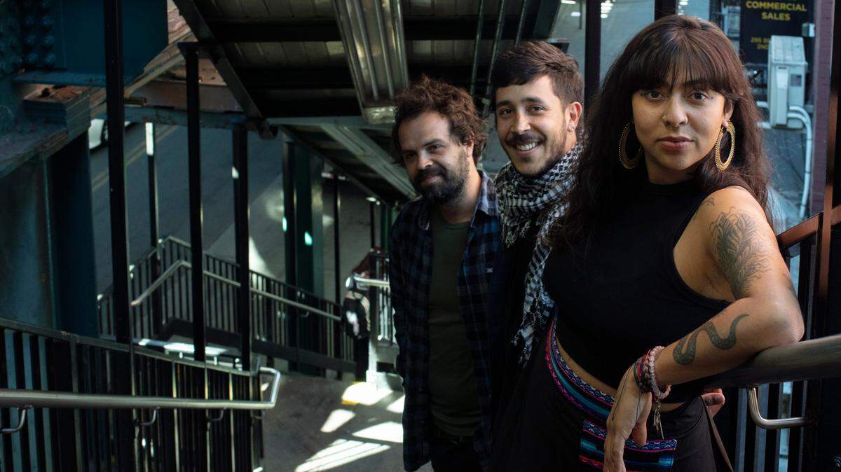 De izquierda a derecha: Camilo Bartelsman, Miguel Velásquez Matijasevic e Isabel Ramírez Ocampo (La Muchacha) se presentan el sábado 5 de abril en el Miami Beach Bandshell.