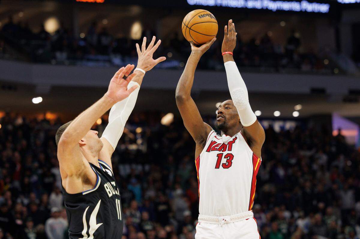 El centro del Heat Bam Adebayo tira al aro ante la marca de Brook López, de los Bucks, en el partido celebrado el 19 de abril de 2023 en Milwaukee.