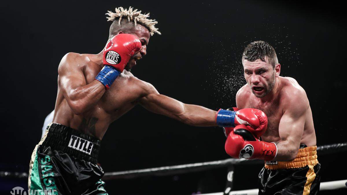 RANCES BARTHELEMY golpea el rostro de Kiryl Relikh en la pelea del pasado 10 de marzo.
