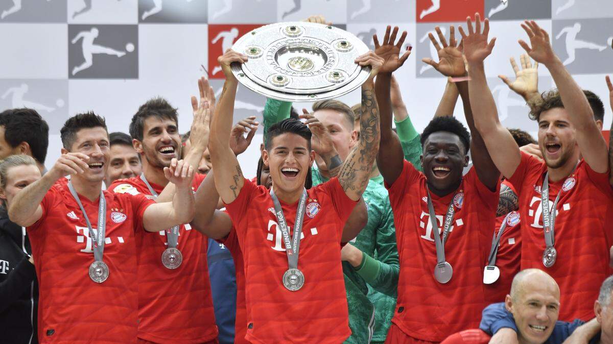 James Rodríguez (centro) celebra con sus compañeros de equipo en el Bayern Munich el título de la Bundesliga, el 18 de junio de 2019.