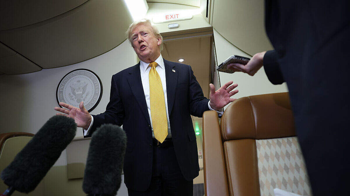 El presidente de Estados Unidos, Donald Trump, habla con los reporteros a bordo del nuevo Air Force One durante el vuelo desde la Base Aérea RAF Mildenhall en Reino Unido hacia la Base Conjunta Andrews, en Maryland, el 8 de julio de 2026.
