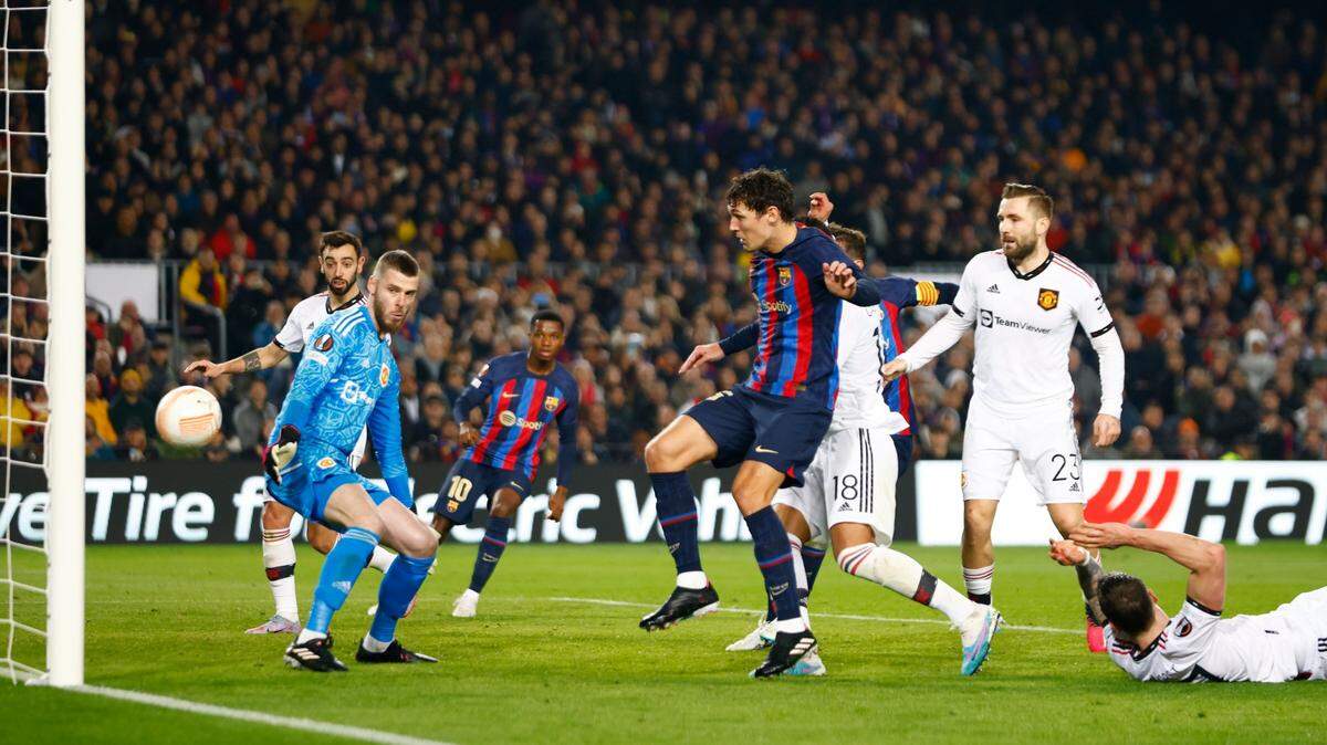 Barcelona’s Andreas Christensen, centre, attempts a shot at goal during the Europa League playoff first leg soccer match between Barcelona and Manchester United at the Camp Nou stadium in Barcelona, Spain, Thursday, Feb. 16, 2023. (AP Photo/Joan Monfort)