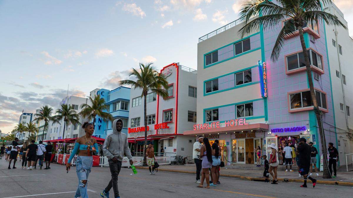 Turistas pasean por Ocean Drive durante las vacaciones de primavera en Miami Beach, Florida, el lunes 22 de marzo de 2021. (Foto de Matias J. Ocner/Miami Herald/TNS/Sipa USA)