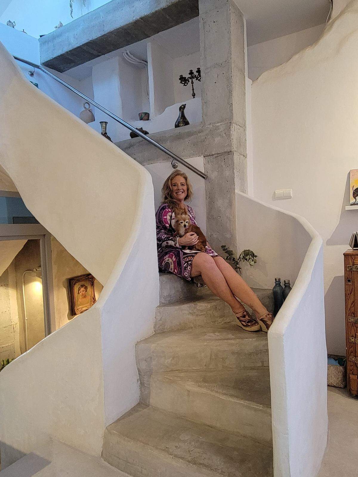 Michelle Payer, junto a su mascota estadounidense, empezó su aventura desde Miami buscando casas en línea.