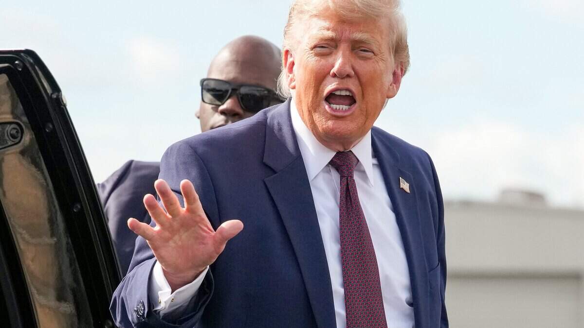 El presidente de Estados Unidos, Donald Trump, saluda a los medios mientras camina para abordar el Air Force One al salir del Aeropuerto Regional de Reading, el 23 de junio de 2026, en Reading, Pensilvania.