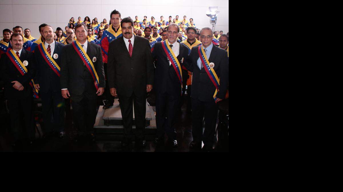 De izquierda a derecha, Fernando González, Gerardo Hernández, Ramón Labañino, Nicolás Maduro, René González y Antonio Guerrero asisten el martes 5 de mayo de 2015, al Panteón Nacional donde reposan los restos de Simón Bolivar en Caracas, Venezuela.
