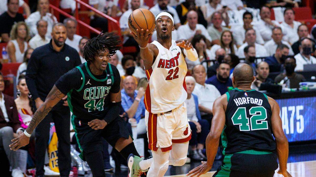 El jugador del Heat Jimmy Butler (22) entra al aro ante la marca de Robert Williams III (44) y Al Horford (42), de los Celtics de Boston, en el Juego 5 de la Final del Este, celebrado el 25 de mayo de 2022 en Miami.