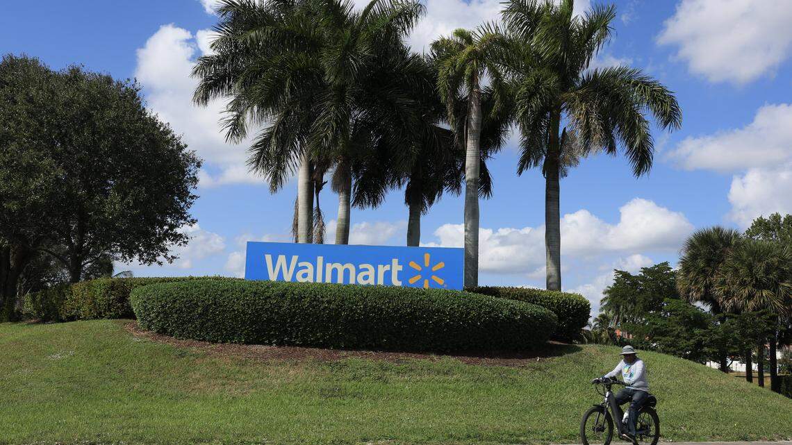 Un letrero se encuentra fuera de una tienda Walmart el 20 de noviembre de 2025 en Hollywood, Florida.
