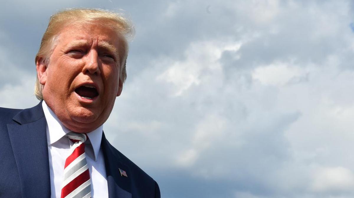 El presidente de los Estados Unidos, Donald Trump, da una declaración sobre los recientes tiroteos masivos en El Paso y Dayton antes de abordar a Washington en el aeropuerto de Morristown el 4 de agosto de 2019. 