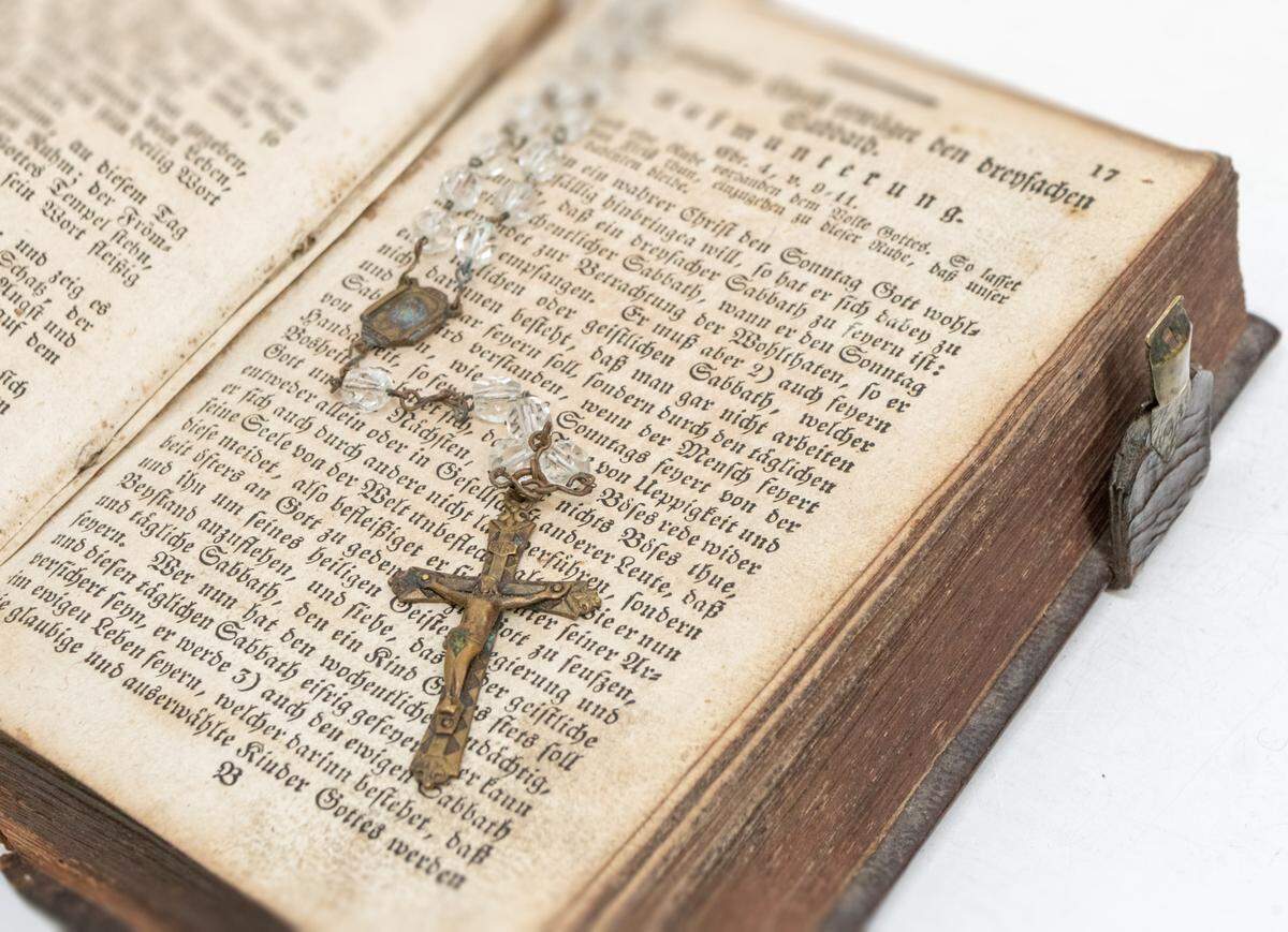 Biblia y crucifijo que forman parte del botiquín anti-vampiros.