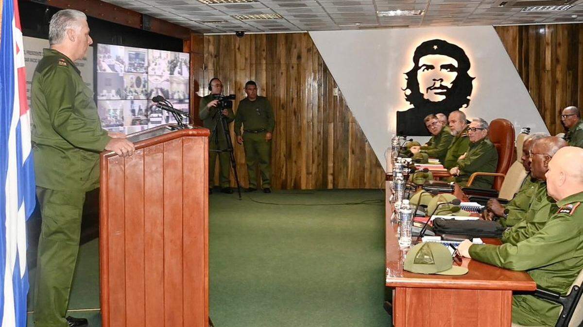 El líder cubano, Miguel Díaz-Canel (izquierda) durante una reunión a la que asistió el general retirado Raúl Castro, para iniciar oficialmente ejercicios militares en medio de crecientes tensiones con Estados Unidos.