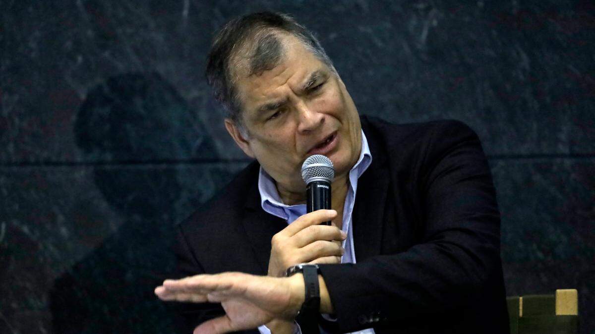 El expresidente de Ecuador, Rafael Correa, participa un panel sobre el papel de los medios de comunicación, el 6 de marzo de 2024, en Ciudad de México.