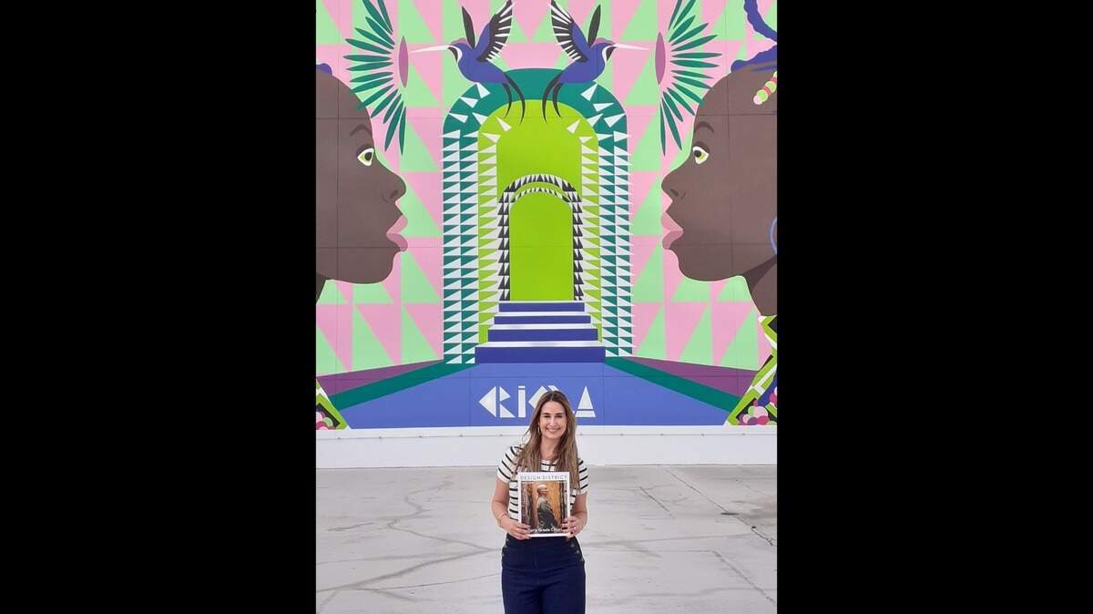 Yahima Giro Kurry delante del gigantesco fresco de Tainá Lima, más conocida por su nombre artístico de “Criola”.