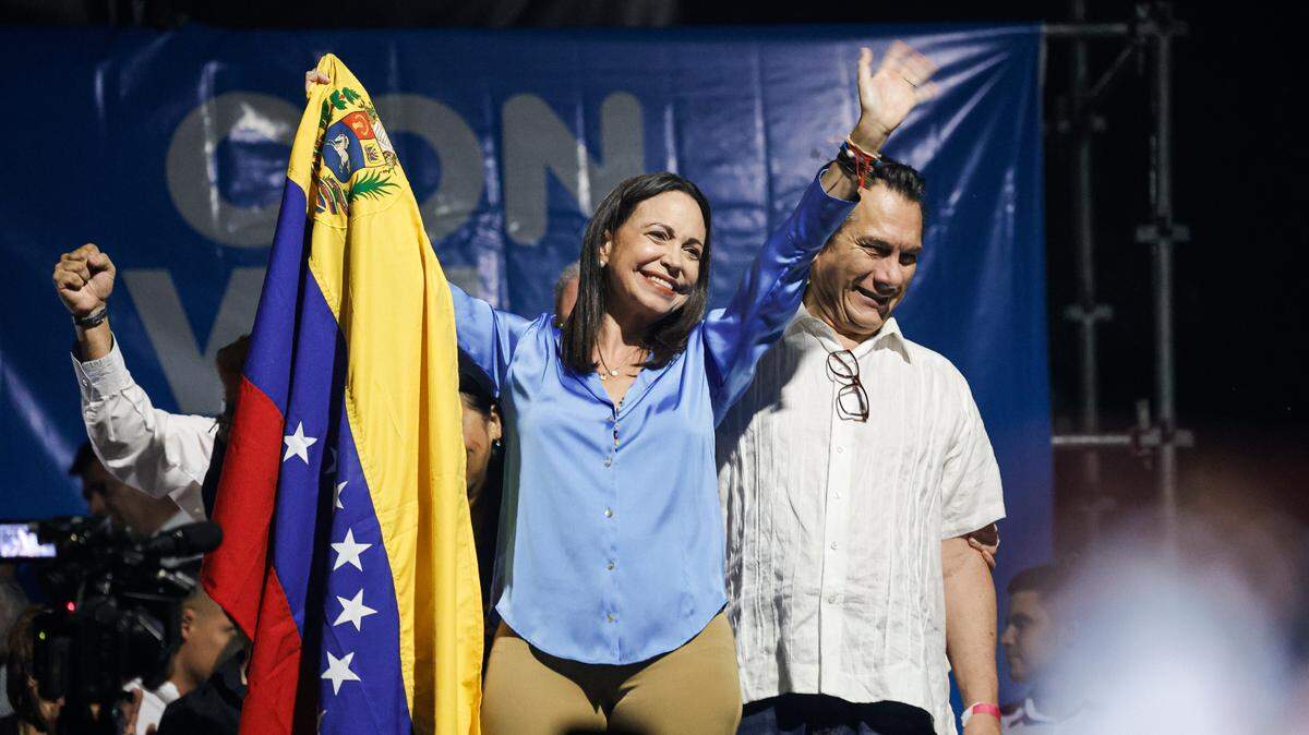 La exdiputada y líder de la oposición María Corina Machada sostiene una bandera de Venezuela ante sus seguidores después de ganar las elecciones primarias, el domingo 22 de octubre de 2023, en Caracas, Venezuela.