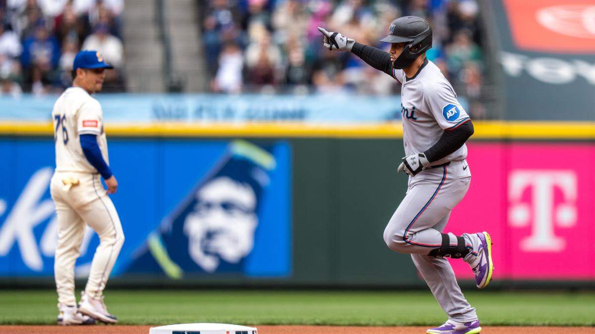 El bateador designado Agustin Ramírez recorre las bases tras pegar un jonrón en el primer inning del partido ante los Marineros, celebrado el 27 de abril de 2025 en Seattle.