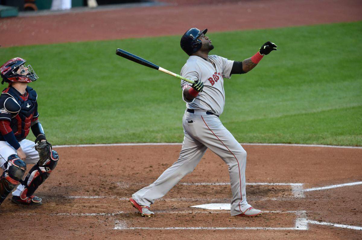 El dominicano David Ortiz batea con los Medias Rojas en un partido ante los Guardianes de Cleveland, celebrado el 7 de octubre de 2016 en Cleveland.