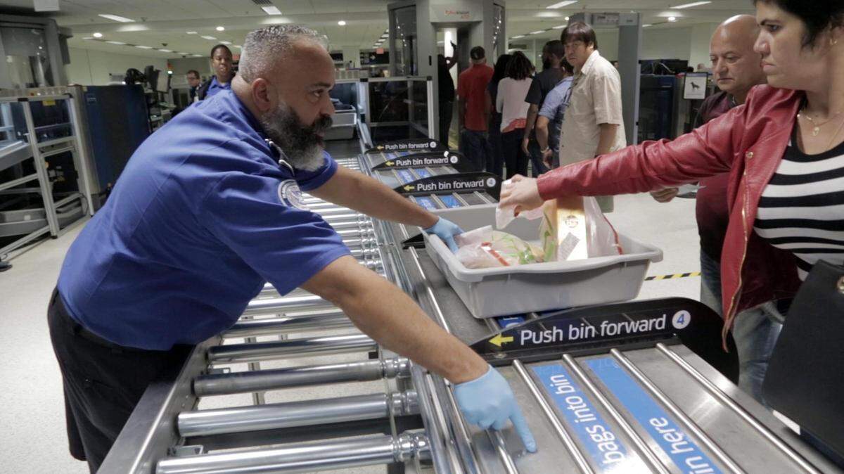 Un agente de la Administración de Seguridad de Transporte (TSA) en el Aeropuerto Internacional de Miami.