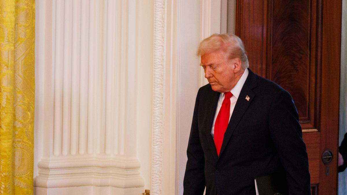 El presidente Donald Trump ha defendido a su secretario de Defensa, Pete Hegseth, tras el fallo de seguridad en donde un asesor de su gobierno incluyó a un periodista en un chat de la red Signal, en donde revelaron los planes para atacar a los rebeles hutíes en Yemen.