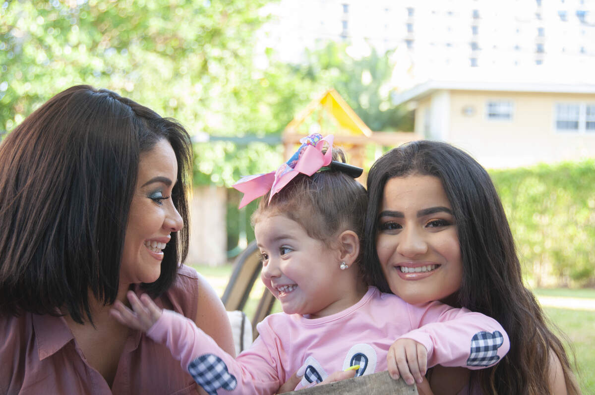 Carolina Sandoval ‘La Venenosa’, junto sus hijas Amalia Victoria y Bárbara Camila (der).