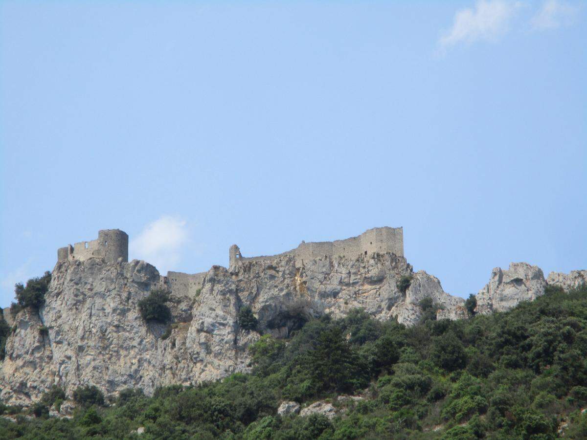 El castillo de Peyrepertuse se encuentra en una atalaya en lo alto de un peñón de difícil acceso, pues culmina a 800 metros de altura. Fue construido en el siglo XI y perteneció al conde Besalú. 