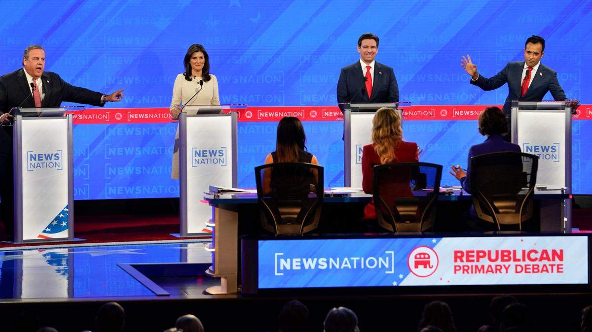 El exgobernador de Nueva Jersey Chris Christie, la exembajadora ante la ONU Nikky Haley, el gobernador de Florida Ron DeSantis y el empresario tecnológico Vivek Ramaswamy (de izq. a der.) fueron los participantes de este evento organizado por el Comité Nacional Republicano, el 6 de diciembre en Tuscaloosa, Alabama.
