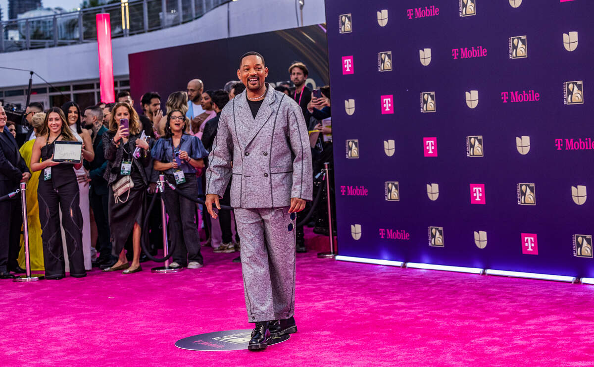 El actor estadounidense Will Smith reacciona al llegar a la alfombra magenta de Premio Lo Nuestro 2025, celebrado en el Kaseya Center, en Miami, el jueves 20 de febrero de 2025.
