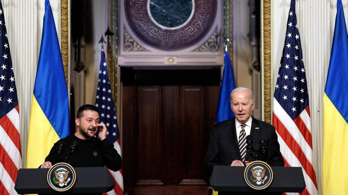 El presidente de Estados Unidos, Joe Biden (der.), y su homólogo de Ucrania, Volodímir Zelenski, ofrecen una conferencia de prensa en la Casa Blanca, Washington, D.C., el martes 12 de diciembre de 2023.