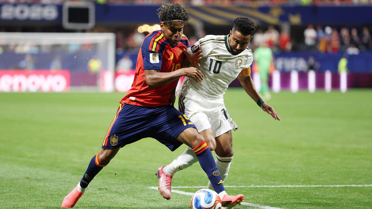 El delantero español Lamine Yamal (izq.) disputa el balón con Salem Aldawsari, de Arabia Saudita, en el partido del  Grupo H de la Copa Mundial de la FIFA, celebrado el 21 de junio de 2026 en Atlanta.
