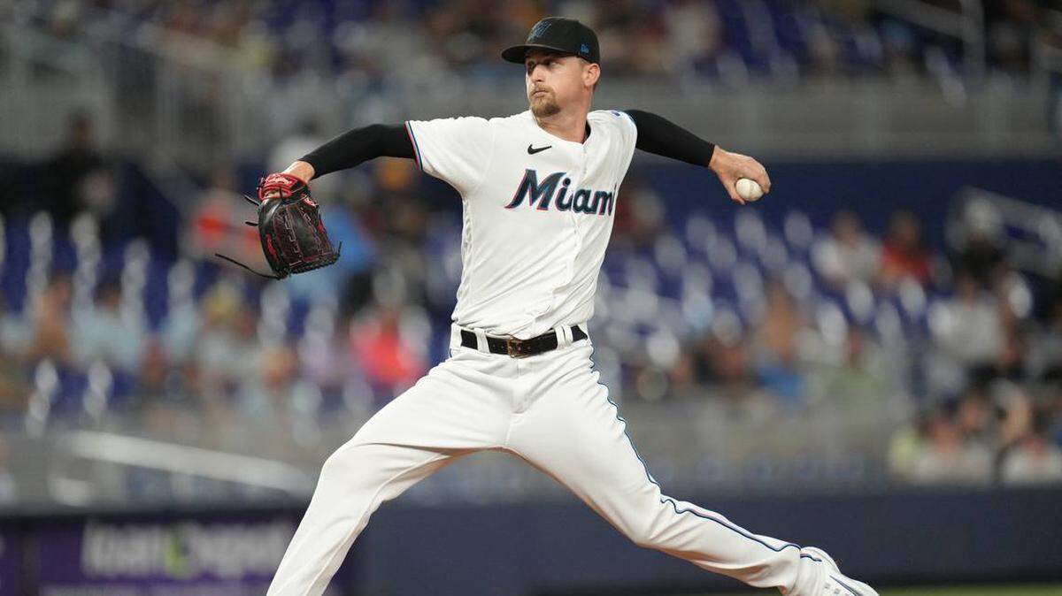 El lanzador abridor de los Miami Marlins Braxton Garrett (29) lanza contra los Pittsburgh Pirates en la primera entrada en el loanDepot Park.