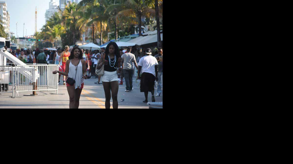 Cientos de miles de visitantes llegan a Miami Beach para un fin de semana lleno de eventos de música hip-hop conocido como Urban Beach Week.
