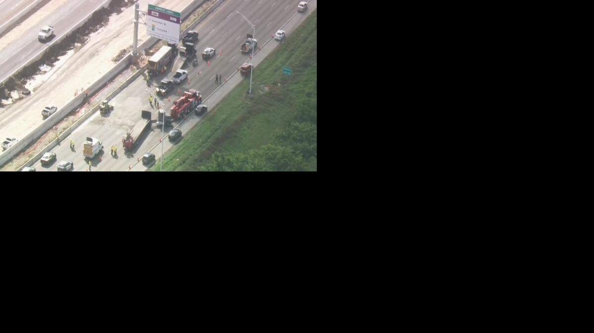 Las cámaras del helicóptero Sky 10 que sobrevoló el lugar captaron el momento en que trabajadores del condado limpiaban los desechos en la I-75.