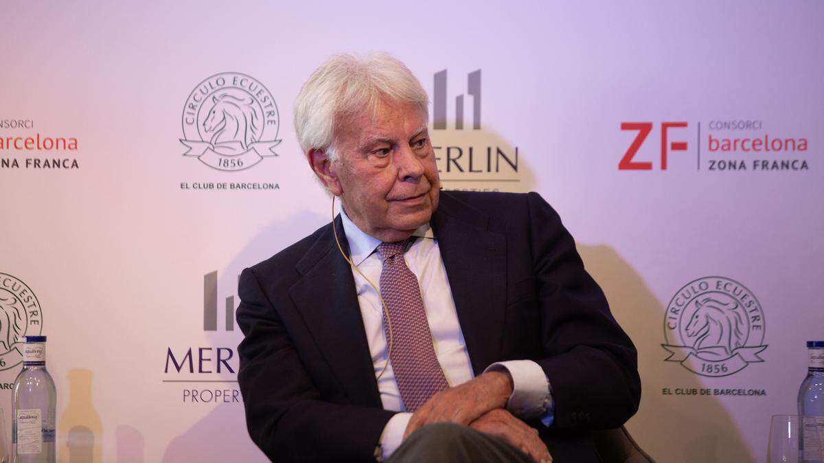 El expresidente del Gobierno Felipe González dialoga con el abogado y ‘padre’ de la Constitución en el nuevo ciclo de conferencias ‘Agendas Cruzadas Madrid-Barcelona’, en el Círculo Ecuestre, a 20 de octubre de 2021, en Barcelona, Cataluña, España.