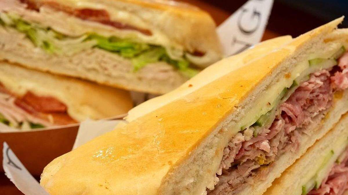 Sanguich en una panadería de Homestead, cuenta con un menú de seis sándwiches, incluidos el medianoche y el pan con croqueta, y siete batidos (batidos cubanos, para los no iniciados), todos preparados al momento.