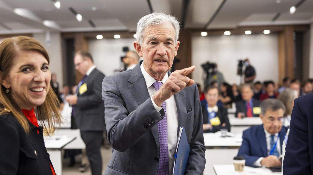 El presidente de la Reserva Federal de Estados Unidos, Jerome Powell (centro), se prepara para pronunciar el discurso de apertura en la Conferencia del Aniversario 75 de la División de Finanzas Internacionales de la Junta de la Reserva Federal, en Washington, DC, el lunes 2 de junio de 2025.